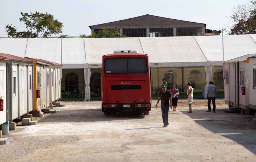 Σε εξέλιξη η μεταφορά των προσφύγων στον Ελαιώνα (photos)