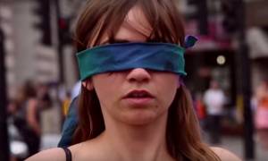 Γιατί αυτή η γυναίκα στήθηκε ημίγυμνη και με μάτια δεμένα στο κέντρο του Λονδίνου; (video)
