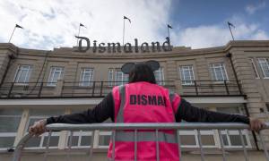 Αυτό είναι το πάρκο του Banksy η Dismaland - Δείτε το video