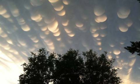 Mammatus: Τα εντυπωσιακά «σύννεφα γυναικείου μαστού» (photos)