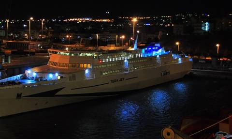 Στο λιμάνι του Πειραιά το καταμαράν "ΤΕRA JET" με 1.749 μετανάστες από τη Μυτιλήνη