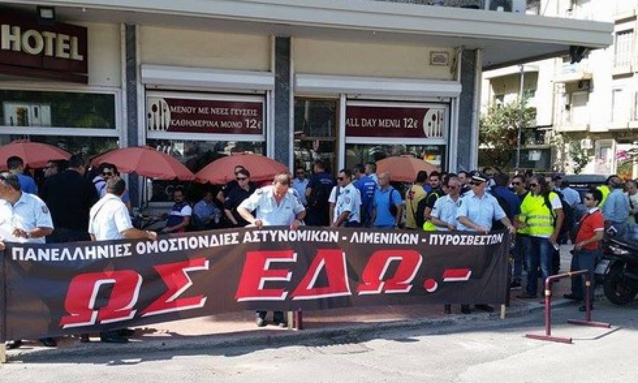 ΔΕΘ: Διαμαρτυρία ενστόλων έξω από το κτήριο της ΔΕΘ (pics)