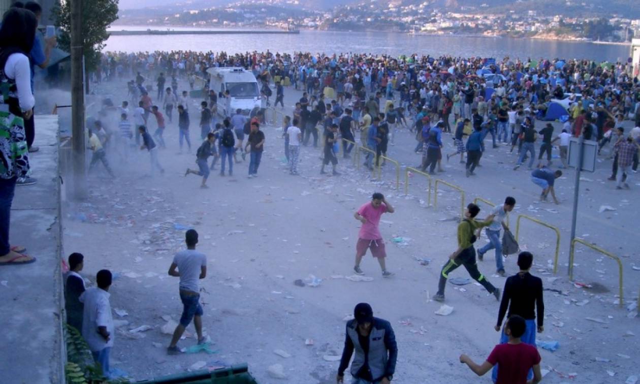 Δεν έχει τέλος η ένταση στη Μυτιλήνη - Νέα συμπλοκή μεταναστών και Αστυνομίας (photos-videos)