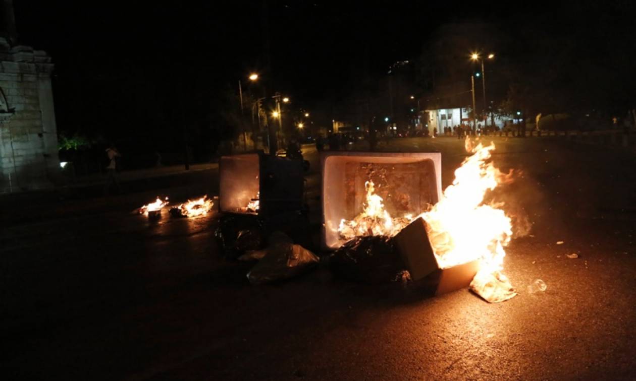 Επεισόδια μεταξύ κουκουλοφόρων και Αστυνομίας στο κέντρο της Αθήνας