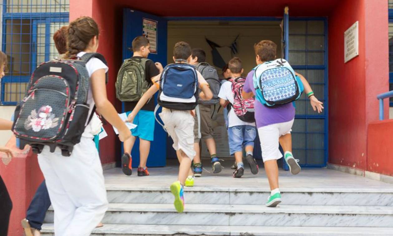 Into school. 1 Школа Салоники. Школы в Салоники первое сентября. Школы в Салоники 3 года.