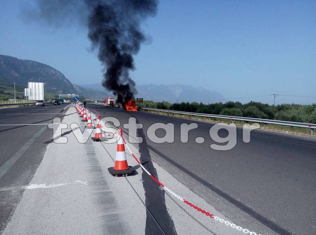 «Λαμπάδιασε» αυτοκίνητο στην Εθνική Οδό Αθηνών - Λαμίας (photos)