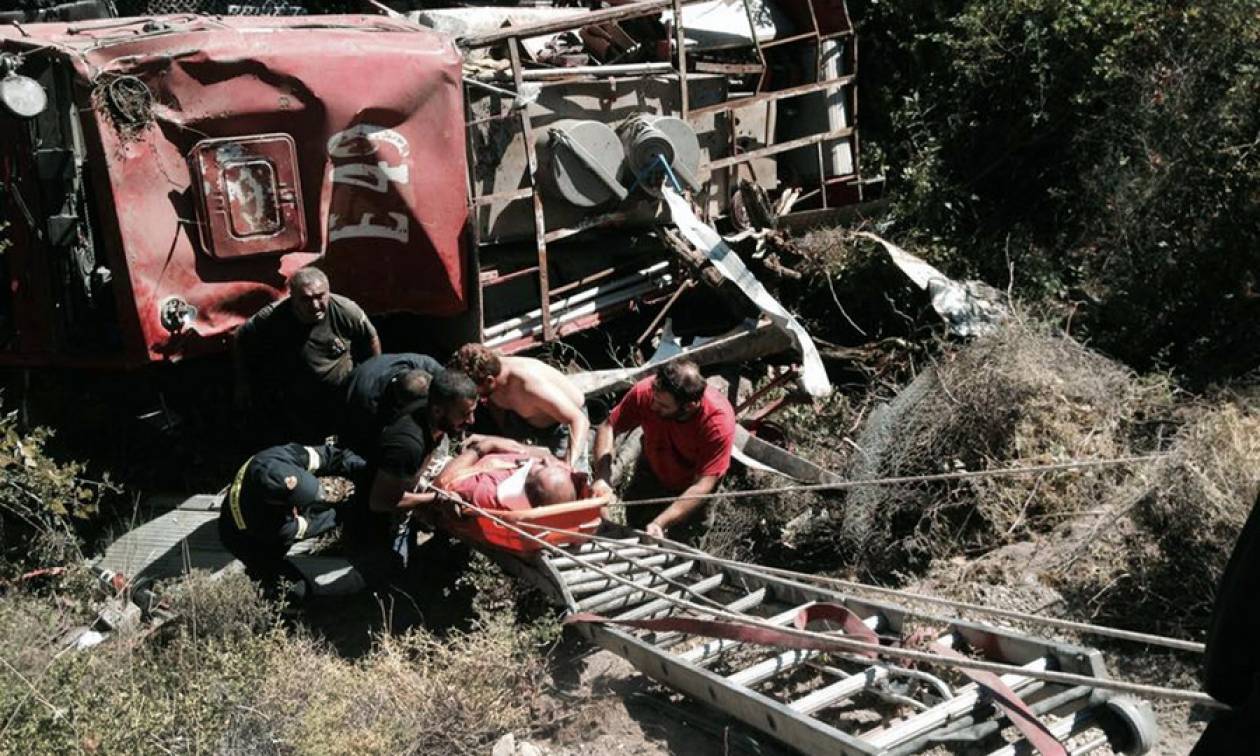 Μυτιλήνη: Ιρανοί μετανάστες σώζουν πυροσβέστες που έπεσαν σε χαράδρα (photos)