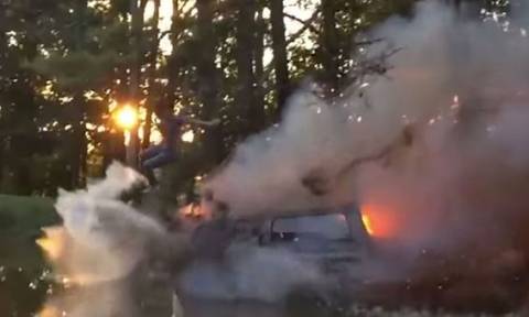 Κλείνει τη... μύτη και βουτά σε λίμνη από φλεγόμενο αυτοκίνητο! (video)