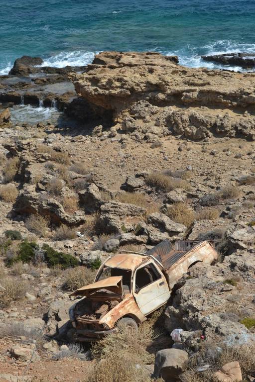 Χανιά: Ακαριαίο θάνατο βρήκε ηλικιωμένος οδηγός μετά από πτώση σε γκρεμό (pics)