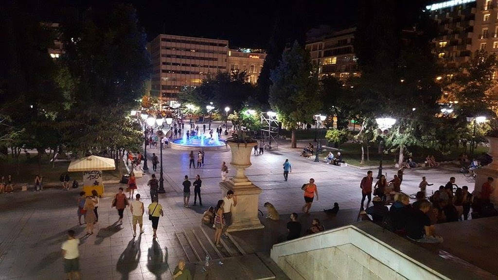 Στα… μπλε η Βουλή – Δείτε γιατί (photos) 