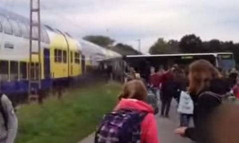 Γερμανία: Τρένο «διεμβόλισε» σχολικό λεωφορείο (video)