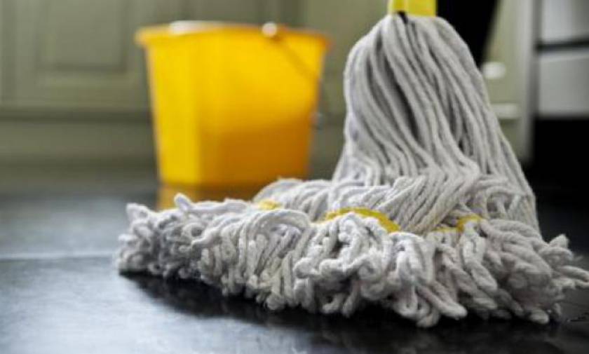 Υπογράφονται οι συμβάσεις για τις καθαρίστριες των σχολείων