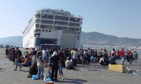 Νέο δρομολόγιο με 2.500 μετανάστες από τη Μυτιλήνη φτάνει στον Πειραιά