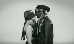 Έρωτας με το πρώτο… φιλί; Οκτώ άγνωστοι φιλιούνται με δεμένα τα μάτια (video)