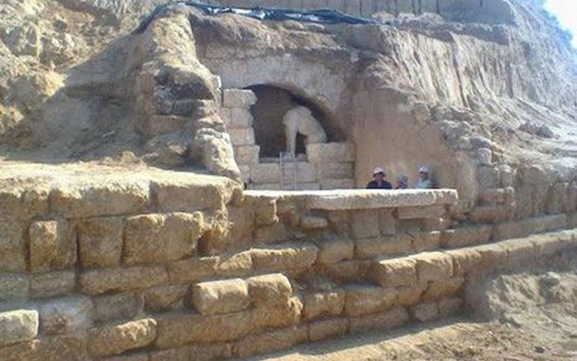 Ο τάφος της Αμφίπολης ήταν αφιερωμένος στον Ηφαιστίωνα 