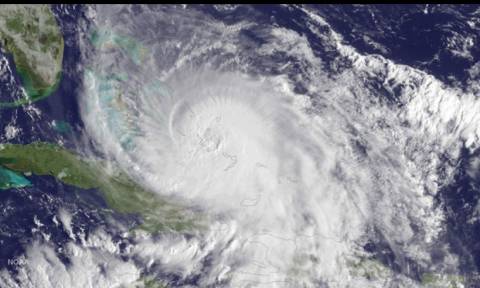 Χάθηκε πλοίο λόγω ισχυρού τυφώνα στις Μπαχάμες (photo+video)