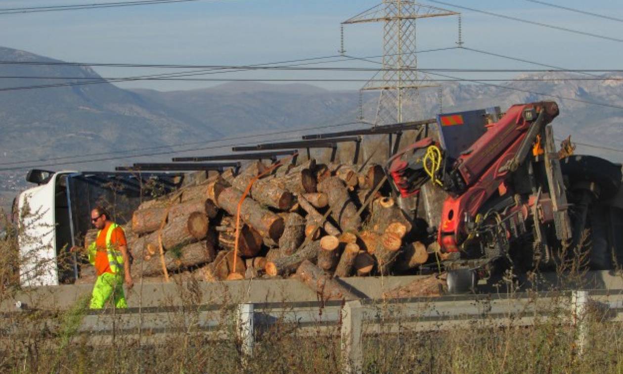 Κοζάνη: Νταλίκα φορτωμένη με κορμούς ανατράπηκε στην Εγνατία (pics+vid)