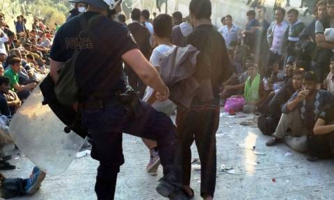 Εικόνες ντροπής στη Λέσβο: Αστυνομικός κλώτσησε μετανάστη την ημέρα επίσκεψης Τσίπρα