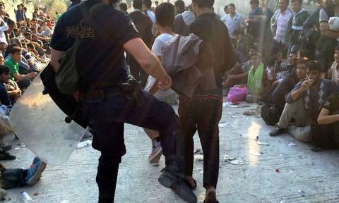 Τι υποστηρίζει ο αστυνομικός που κλώτσησε τον μετανάστη στη Λέσβο