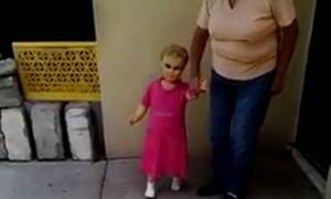 Δείτε την τρομακτική «κούκλα του διαβόλου» που ζωντανεύει όταν της πιάνεις το χέρι! (video)