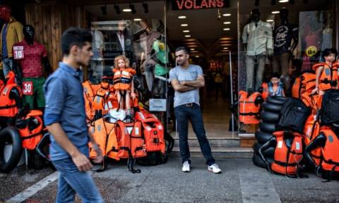 Οι διακινητές στην Τουρκία ρίχνουν τις τιμές λόγω κακού καιρού στο Αιγαίο