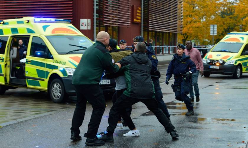 Φωτογραφία σοκ: Ο «Σαμουράι» της Σουηδίας ποζάρει με το σπαθί δίπλα στα θύματά του πριν τα σφάξει!