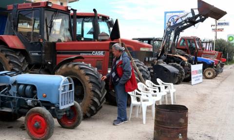 Ημαθία: Παραμένουν στο μπλόκο της Κουλούρας οι αγρότες