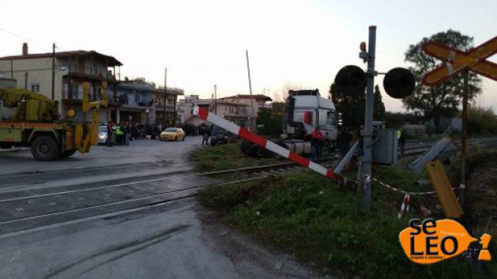 Τέσσερις τραυματίες από σύγκρουση νταλίκας με τρένο