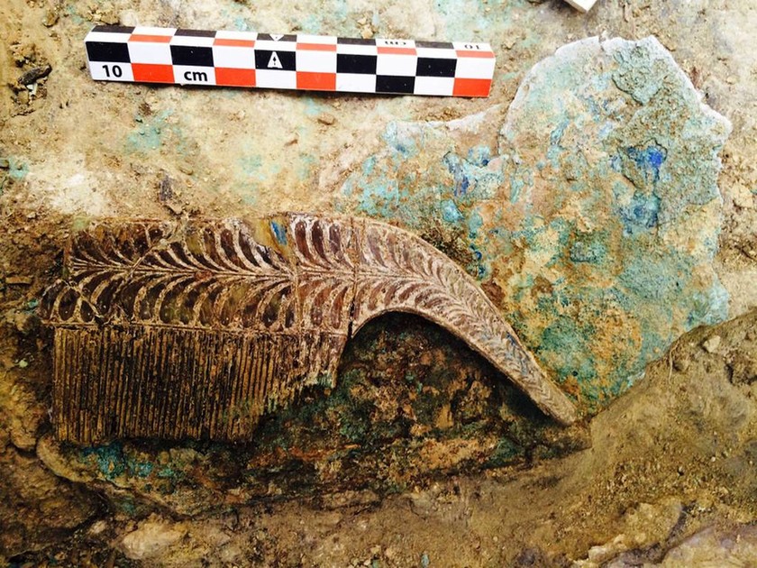 Σπάνια αρχαιολογικά ευρήματα στην Πύλο - Ανακαλύφθηκε ασύλητος τάφος πολεμιστή (pics)