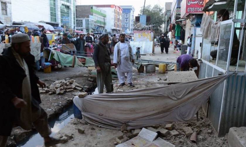 Σεισμός: Συνεχίζονται οι έρευνες για τον εντοπισμό επιζώντων σε Πακιστάν και Αφγανιστάν (pics)