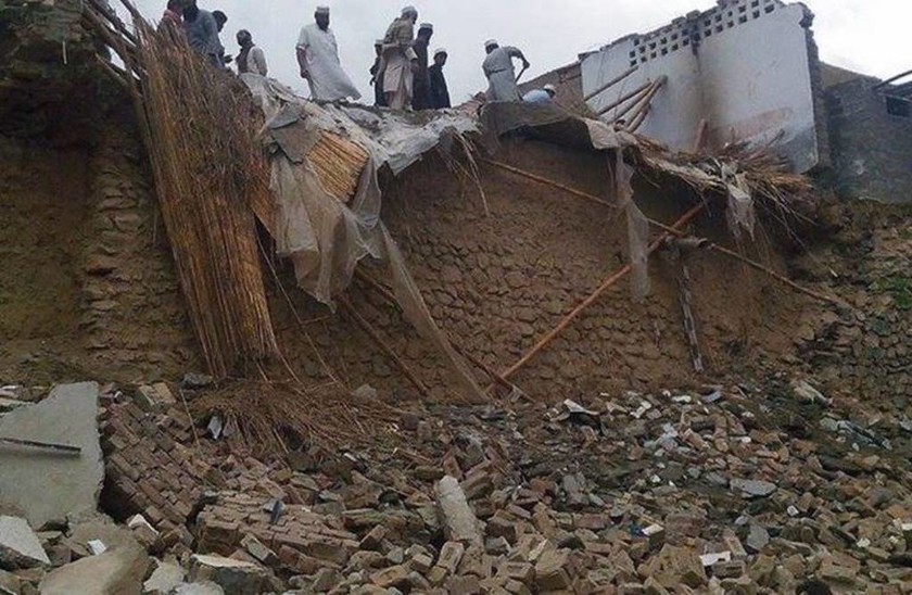 Πακιστάν - Αφγανιστάν: Συνεχίζονται οι έρευνες για τον εντοπισμό επιζώντων (pics)