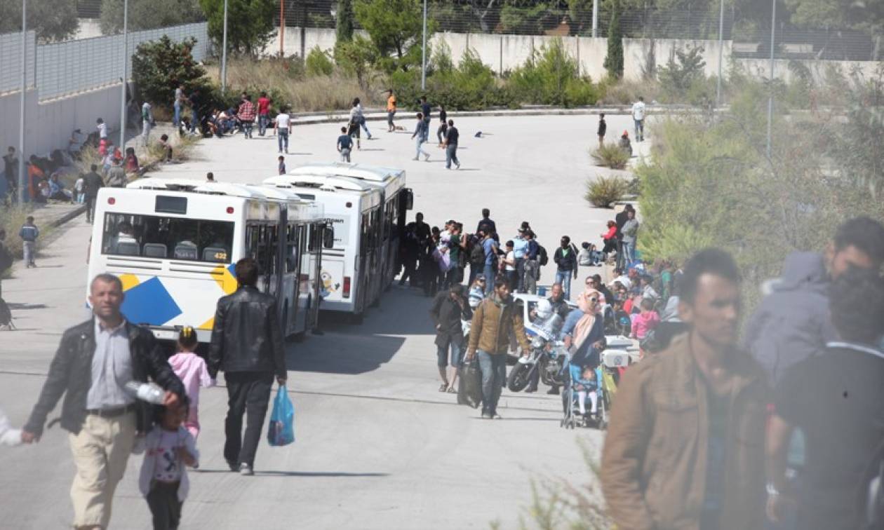 Την απομάκρυνση των προσφύγων από το κλειστό γήπεδο ζητά ο δήμαρχος Γαλατσίου