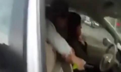 Προσοχή σκληρές εικόνες: Έκοβε το λαιμό της οδηγού μπροστά στον τροχονόμο! (video)