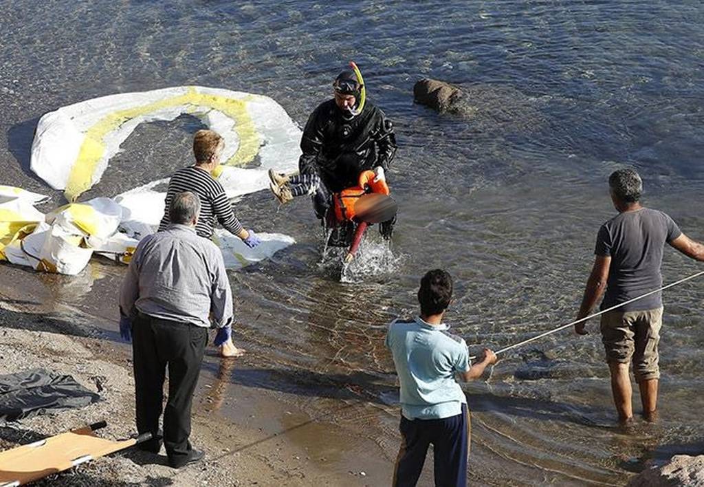  Μυτιλήνη: «Έχω δει βρέφη να προσπαθούν να ζήσουν φτύνοντας Αιγαίο Πέλαγος!» (pics)