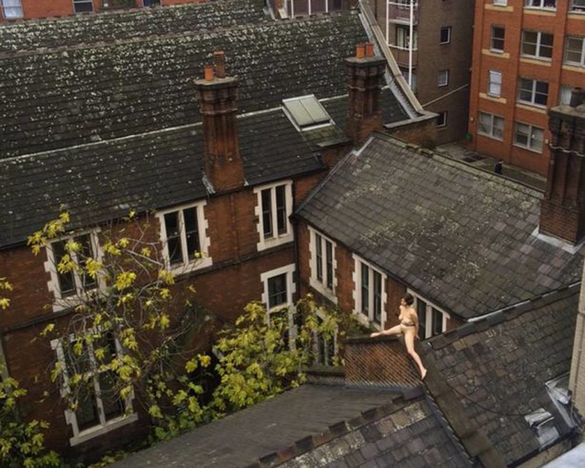 Γιατί αυτή η γυναίκα κάθισε γυμνή στη στέγη για τέσσερις ώρες; (video)