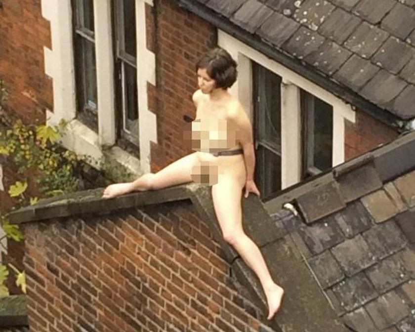 Γιατί αυτή η γυναίκα κάθισε γυμνή στη στέγη για τέσσερις ώρες; (video)