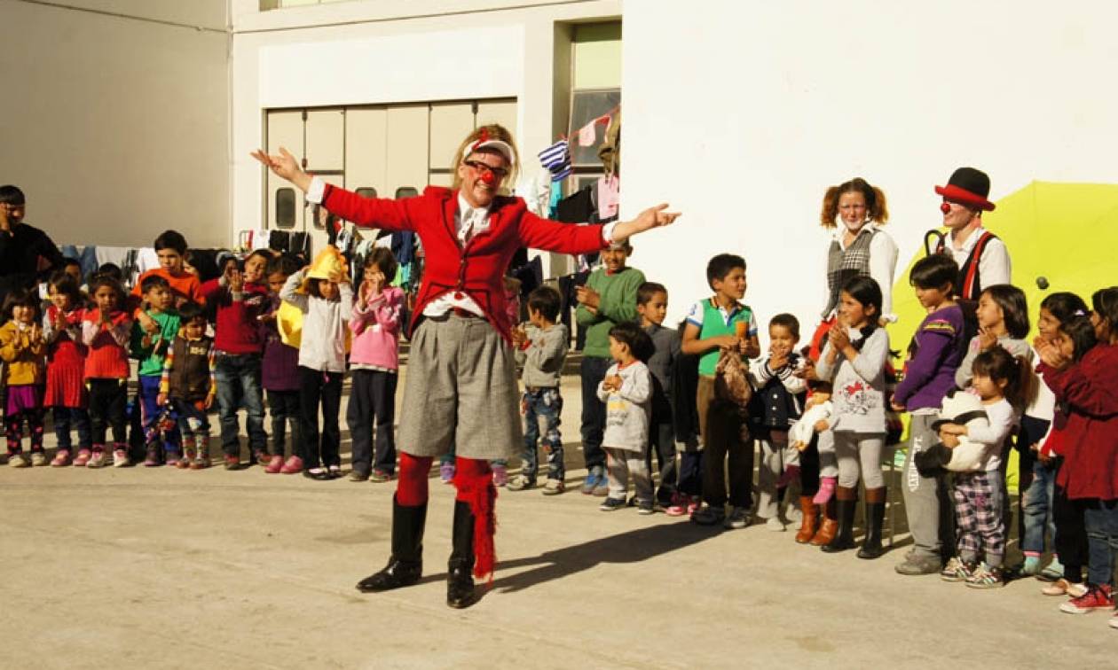 Oι «Κλόουν Χωρίς Σύνορα» μαζί με τα παιδιά - πρόσφυγες στο Γαλάτσι και τον Ελαιώνα