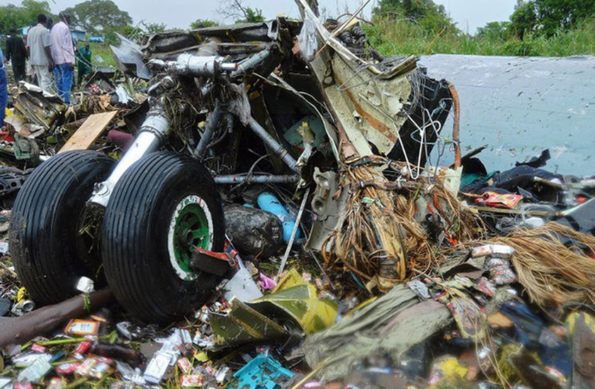 Συγκλονιστικό: Ένα αγοράκι επέζησε μόνο της νέας αεροπορικής τραγωδίας στο Νότιο Σουδάν (vids+phs)