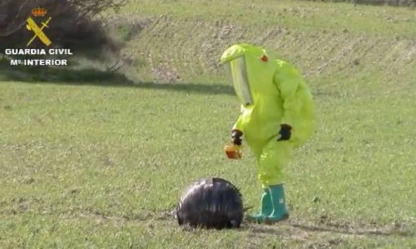 Σάλος στην Ισπανία με τη μυστηριώδη μαύρη μπάλα που προσγειώθηκε σε χωράφι (video+photos)
