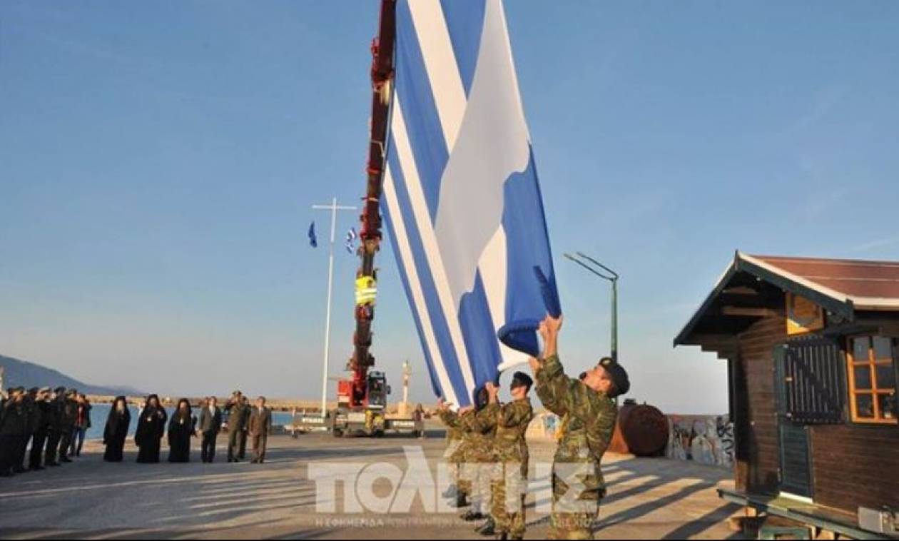 Υψώθηκε και πάλι η γιγάντια ελληνική σημαία στο λιμάνι της Χίου (video)