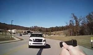 Σοκαριστικό βίντεο: Oδηγός παρέσυρε αστυνομικό που την κάλεσε να σταματήσει