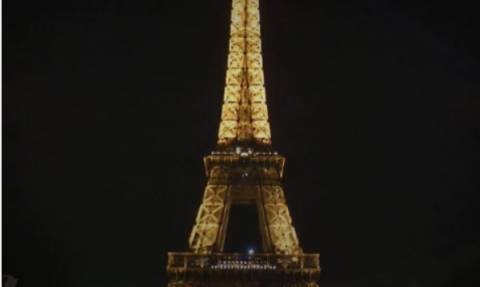 Έσβησαν τα φώτα στον Πύργο του Άιφελ σε ένδειξη πένθους (video)