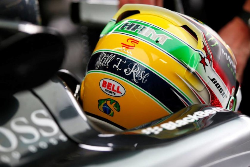 F1 Grand Prix Βραζιλία: Ο Lewis Hamilton αγωνίζεται με ένα κράνος που έχει στο πίσω μέρος τα χρώματα του Θεού της F1 Ayrton Senna