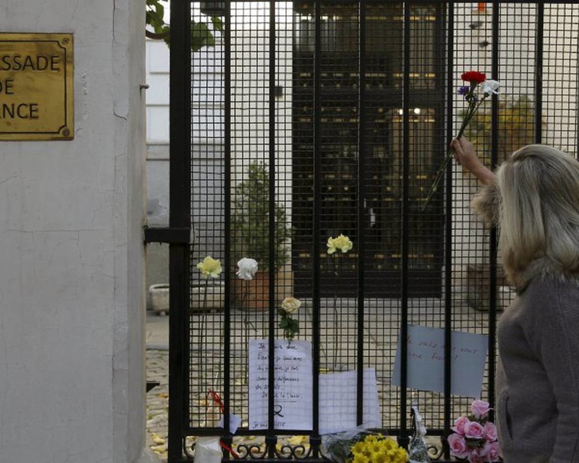 Επίθεση Παρίσι: Ένα λουλούδι ως ένδειξη συμπαράστασης σε όλες τις πρεσβείες του κόσμου