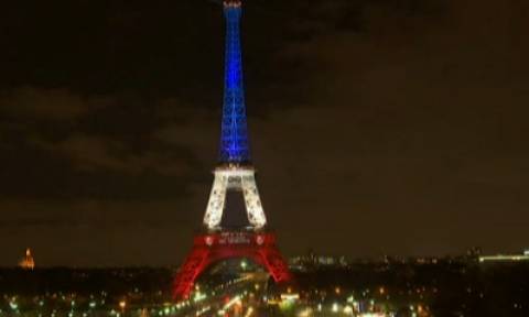 Επαναλειτουργεί ο Πύργος του Άιφελ, φωτισμένος στα χρώματα της γαλλικής σημαίας (video)