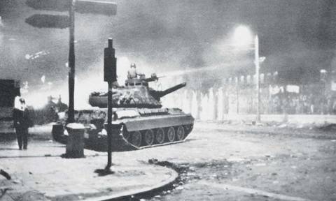 Σαν σήμερα το 1973 το άρμα εισέβαλε στο Πολυτεχνείο καταστέλλοντας την εξέγερση
