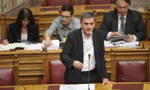 Βουλή: Άγρια κόντρα Τσακαλώτου - αντιπολίτευσης για τους πλειστηριασμούς πρώτης κατοικίας