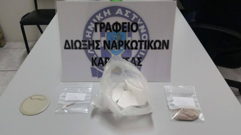 Καρδίτσα: Διακινητής έκρυβε κοκαΐνη στον κινητήρα του αυτοκινήτου (photo)