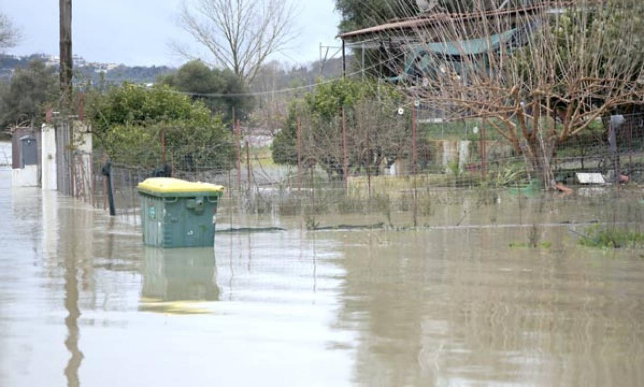 Πρέβεζα: Ποτάμια οι δρόμοι από την ισχυρή βροχόπτωση