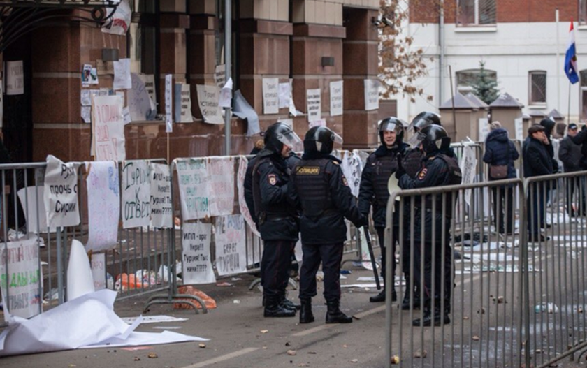 Ρωσία: Σοβαρά επεισόδια έξω από την τουρκική πρεσβεία στη Μόσχα (pics)